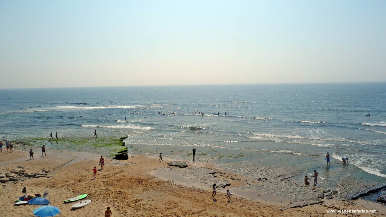 Areal durante a maré baixa com os surfistas na praia do Matadouro