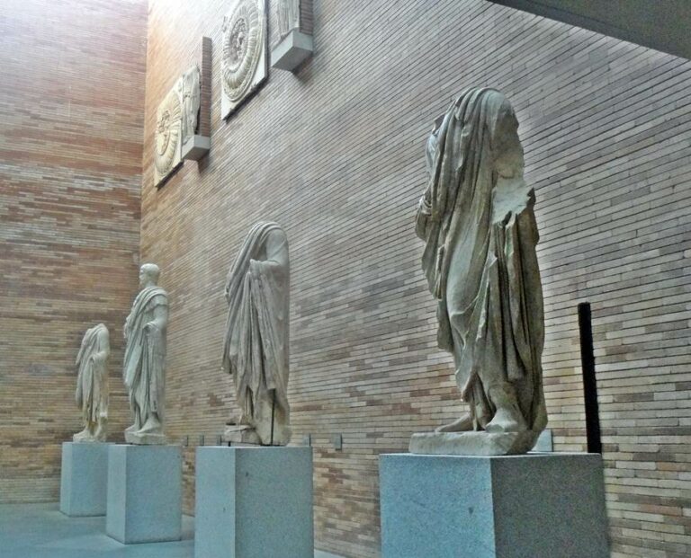 Estátuas Romanas no Museu de Arte Romana de Mérida em Espanha