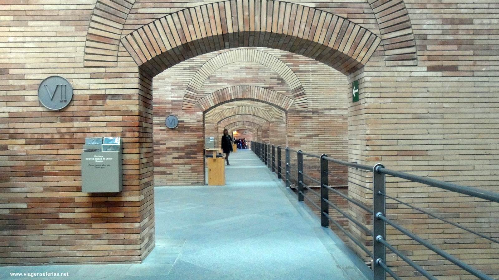 Arcos e galerias no 1º piso do Museu Romano em Mérida de Rafael Moneo