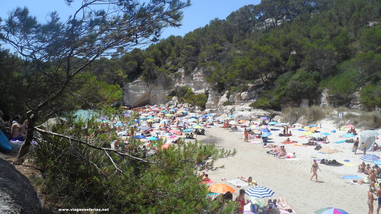 Cala Mitjana na ilha de Menorca em Espanha no Verão