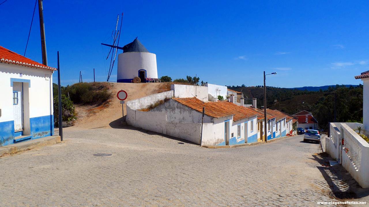Moinho no topo de Odeceixe no concelho de Aljezur