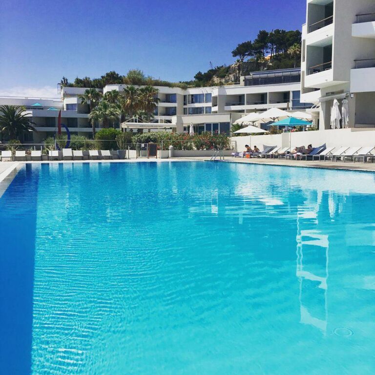Vista da Piscina e exterior do Hotel Palm Beach Marseille