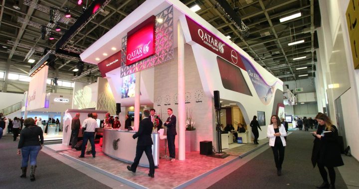 Stand da companhia aérea Qatar Airways na Feira ITB Berlin 2017