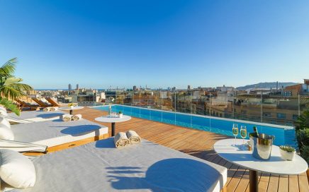 Terraço com piscina do hotel The One Barcelona by H10 Hotels