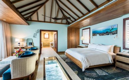 Quarto do bungalow Sandals Royal Caribbean sobre a água na Jamaica