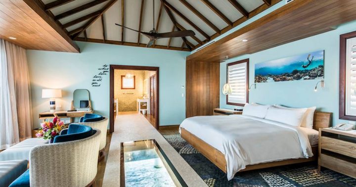 Quarto do bungalow Sandals Royal Caribbean sobre a água na Jamaica