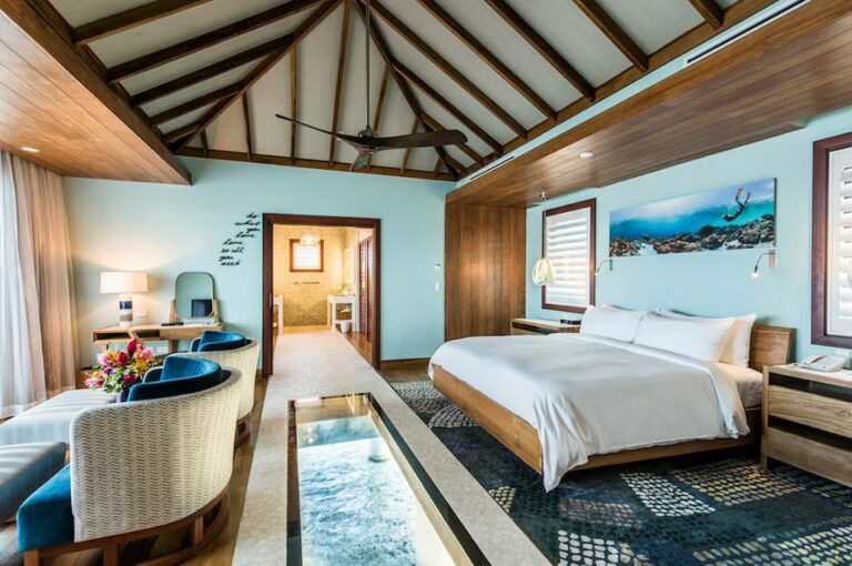 Quarto do bungalow Sandals Royal Caribbean sobre a água na Jamaica