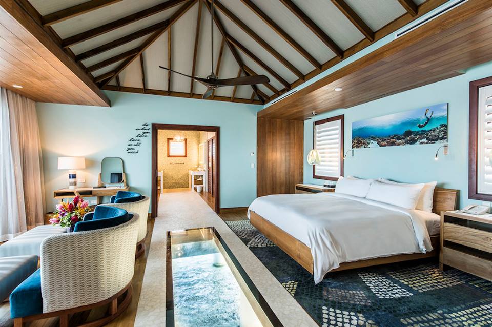 Quarto do bungalow Sandals Royal Caribbean sobre a água na Jamaica