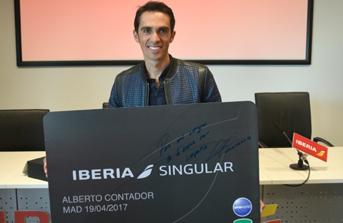 Ciclista Alberto Contador mostra o seu cartão Iberia singular