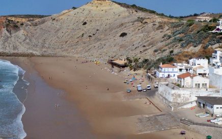 Panorâmica sobre a Praia do Burgau no Algarve em Portugal