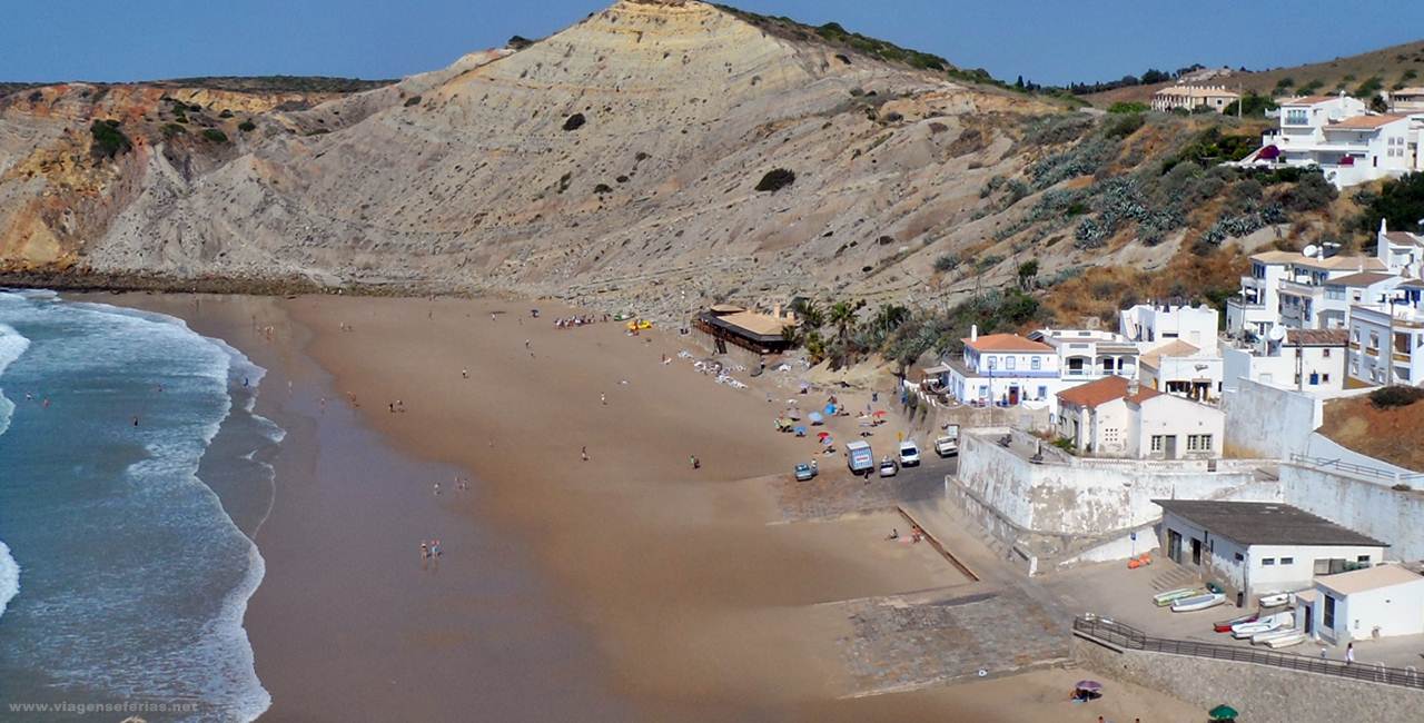 Panorâmica sobre a Praia do Burgau no Algarve em Portugal