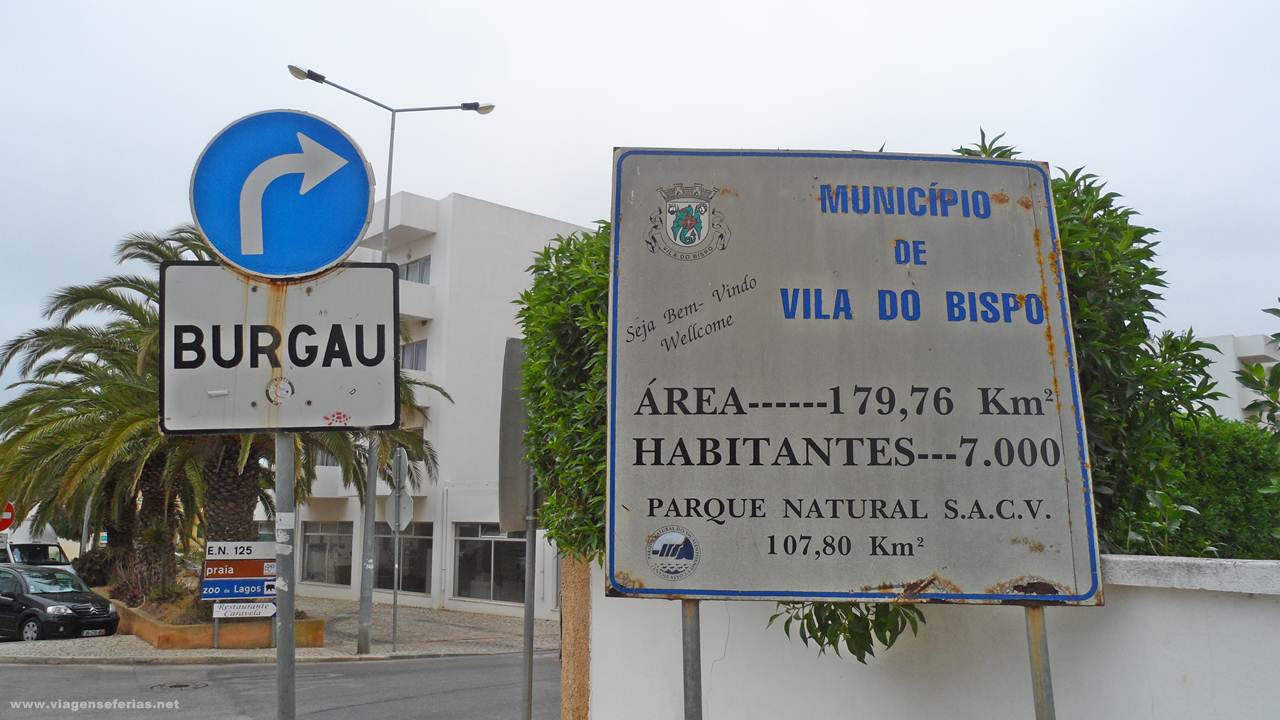 Placa de sinalização à entrada do burgau no concelho de Vila do Bispo