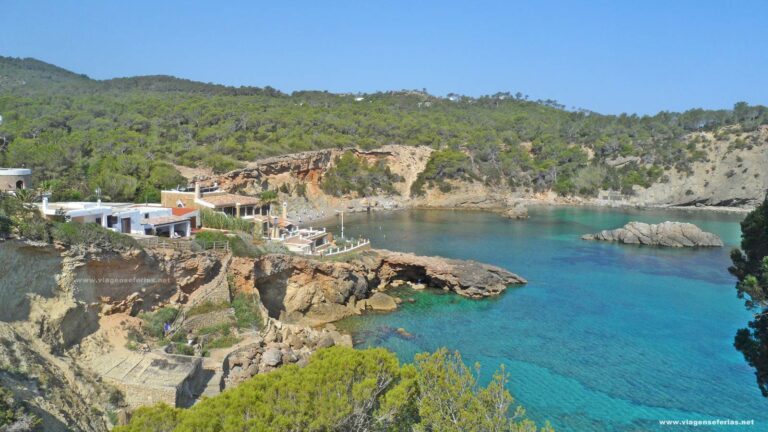 Vista sobre Cala Xarraca onde vai ser o hotel Six Senses Ibiza
