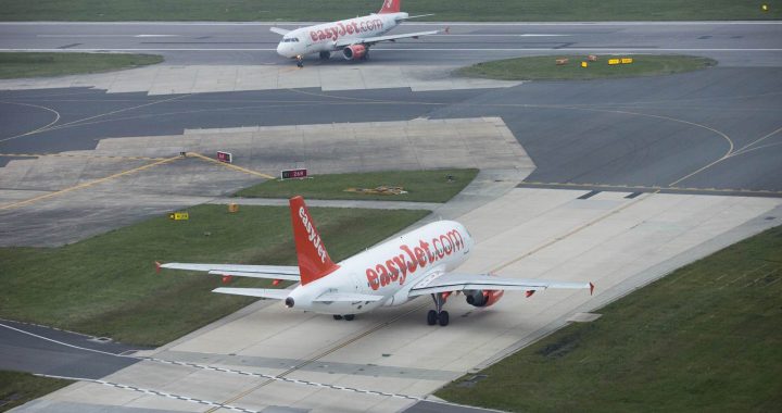 2 aeronaves da companhia aérea low cost easyJet em pista