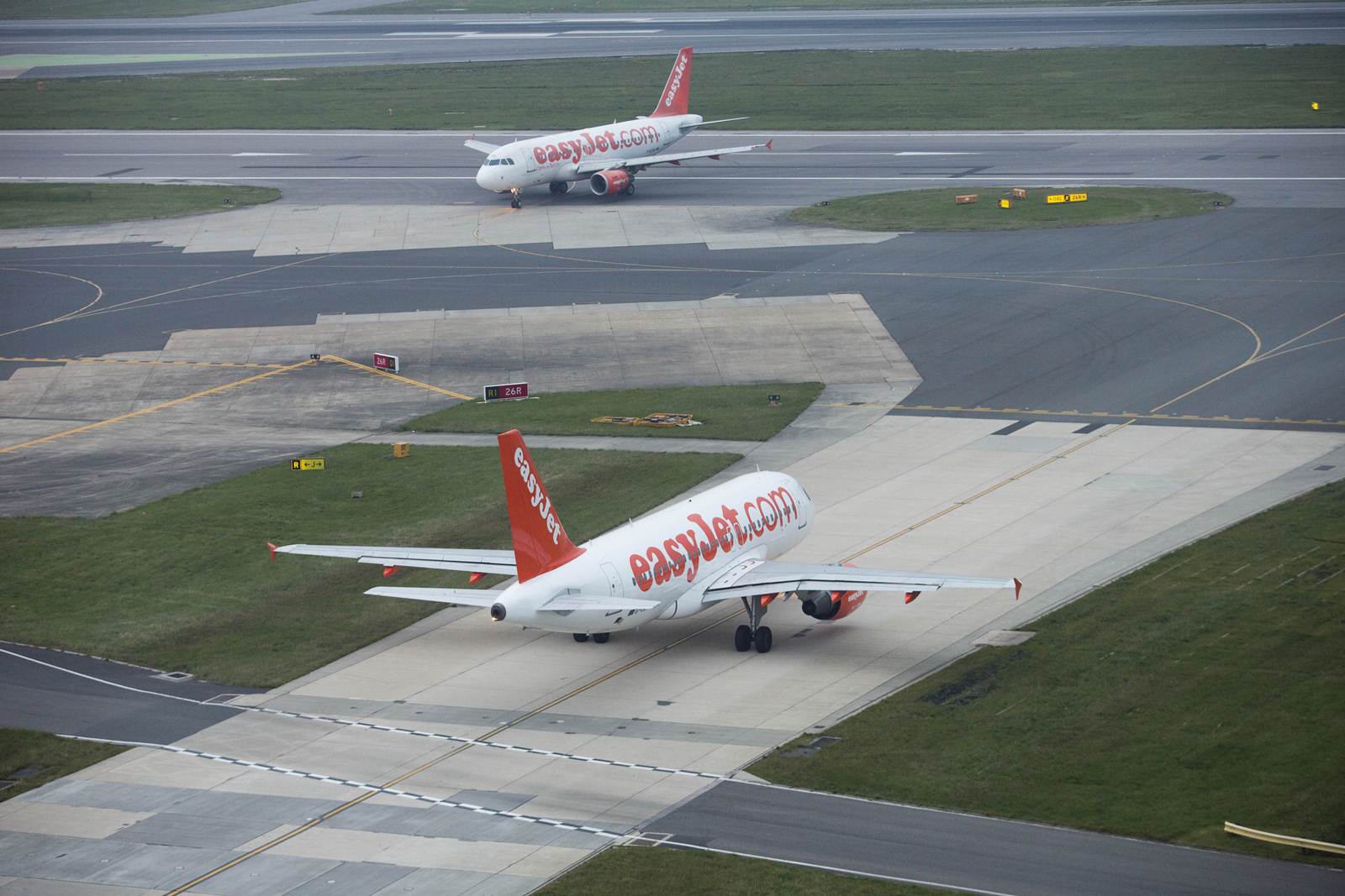 2 aeronaves da companhia aérea low cost easyJet em pista