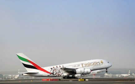 A380 da Emirates com pintura do Real Madrid a descolar do aeroporto de Barajas em Espanha