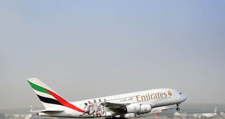 A380 da Emirates com pintura do Real Madrid a descolar do aeroporto de Barajas em Espanha