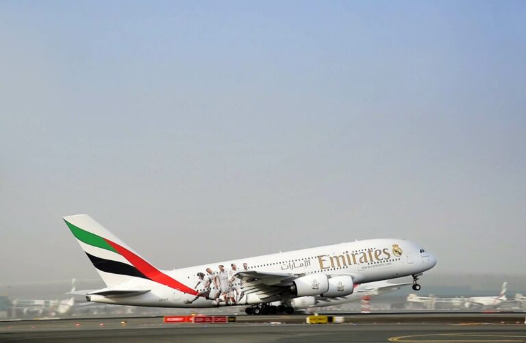 A380 da Emirates com pintura do Real Madrid a descolar do aeroporto de Barajas em Espanha