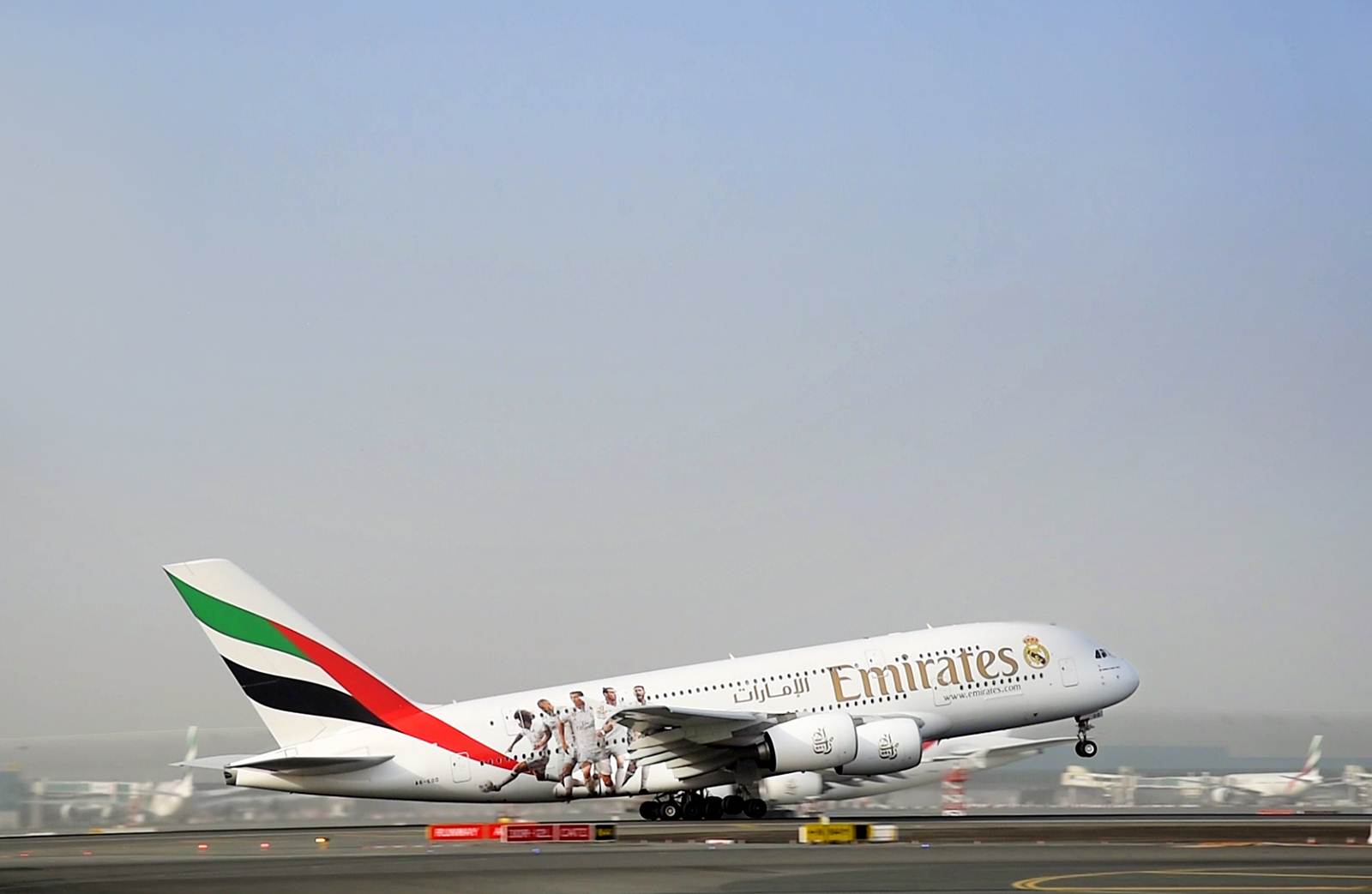 A380 da Emirates com pintura do Real Madrid a descolar do aeroporto de Barajas em Espanha