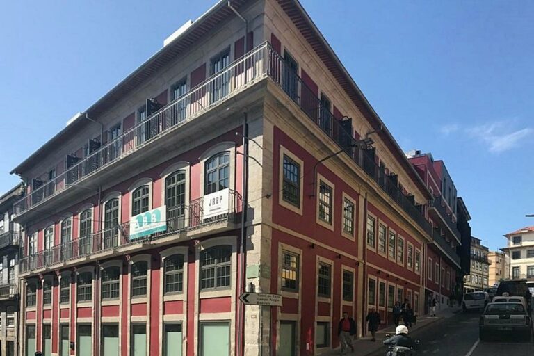 Edifcio do novo hotel Exe Almada Porto na rua do Almada