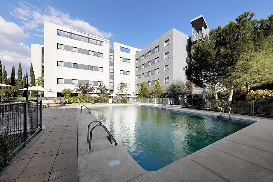 Piscina e jardins do hotel Exe Madrid Norte