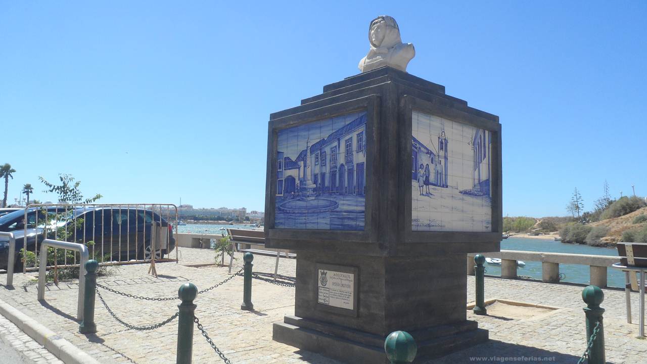 Monumento à operária conserveira na Aldeia de Ferragudo no Algarve