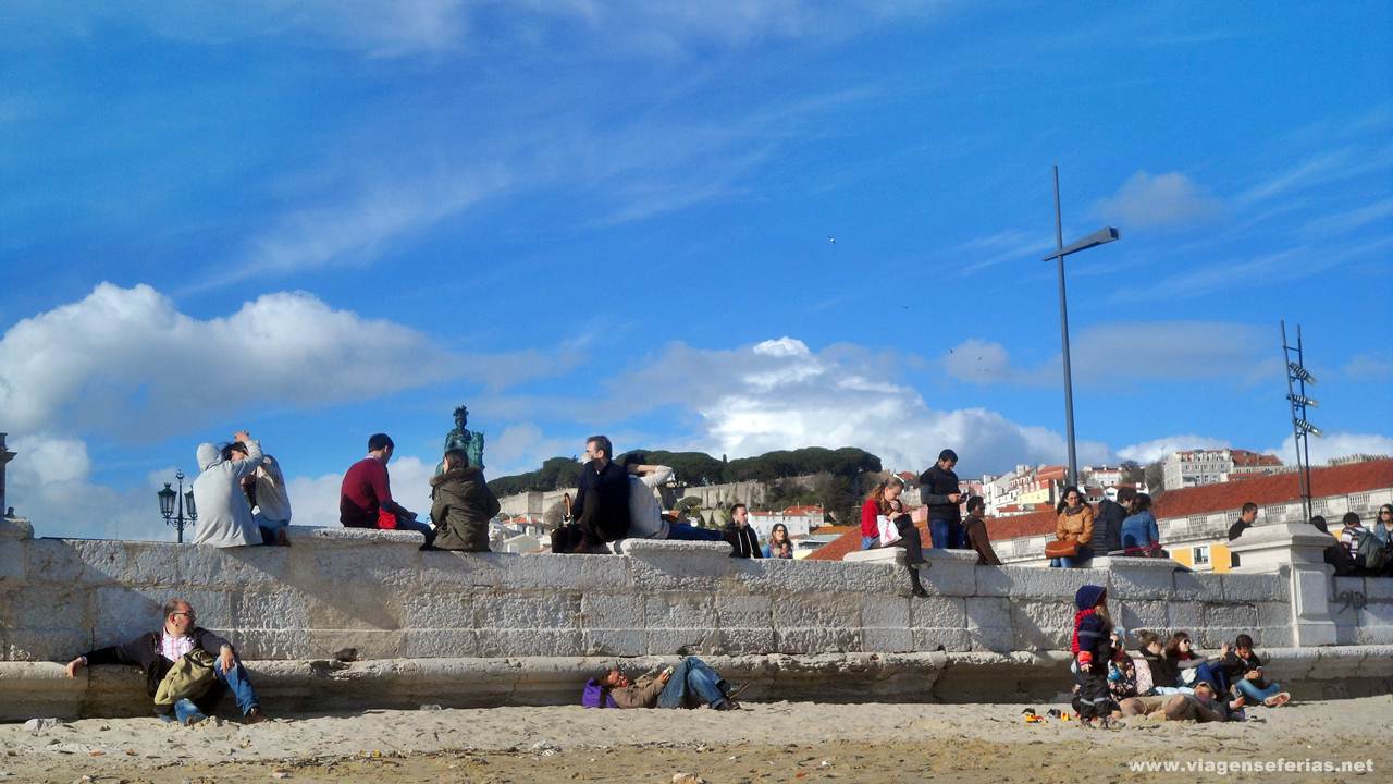 Turistas no Terreiro do Paço em Lisboa
