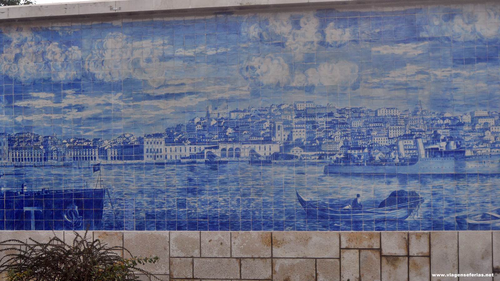 Painel de azulejos da cidade de Lisboa vista do rio Tejo