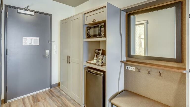 Hall de Entrada do quarto Holiday Inn com design H4