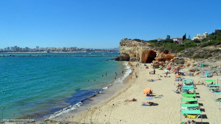 Extensão do areal da Praia do Pintadinho em Ferragudo no concelho de Lagoa no Algarve