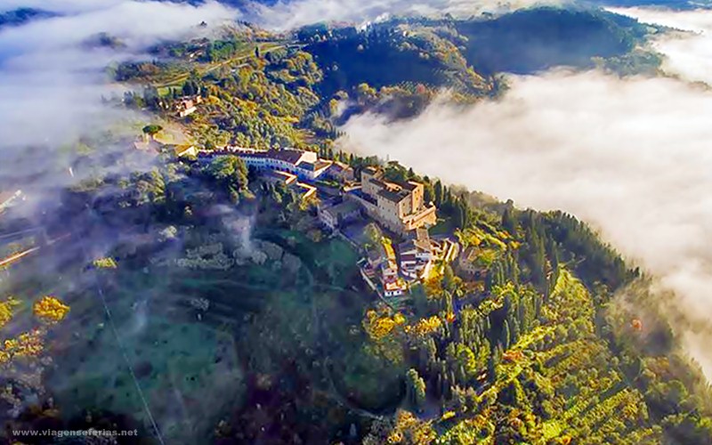 Resort Castelfalfi visto de cima na Toscana em Itália