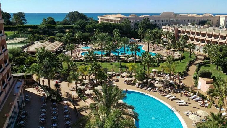 Zona dos jardins e piscina do ClubHotel Riu Guarana no Algarve