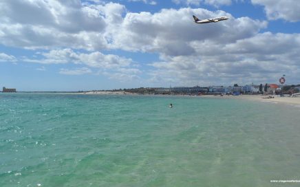 Avião da Ryanair a voa sobre uma praia de Faro no Algarve