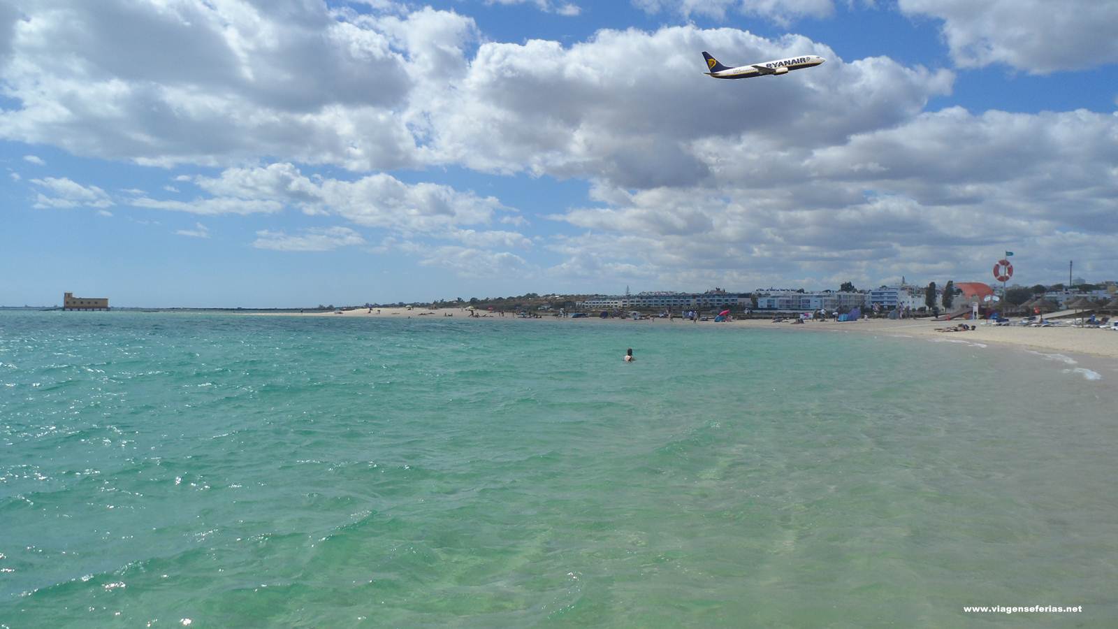 Avião da Ryanair a voa sobre uma praia de Faro no Algarve