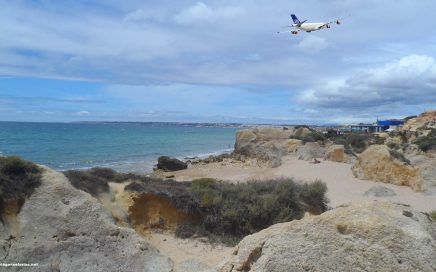 Aeronave da companhia SAS sobre praia do Algarve vinda de Estocolmo