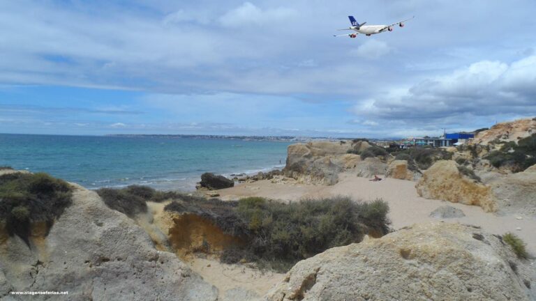 Aeronave da companhia SAS sobre praia do Algarve vinda de Estocolmo