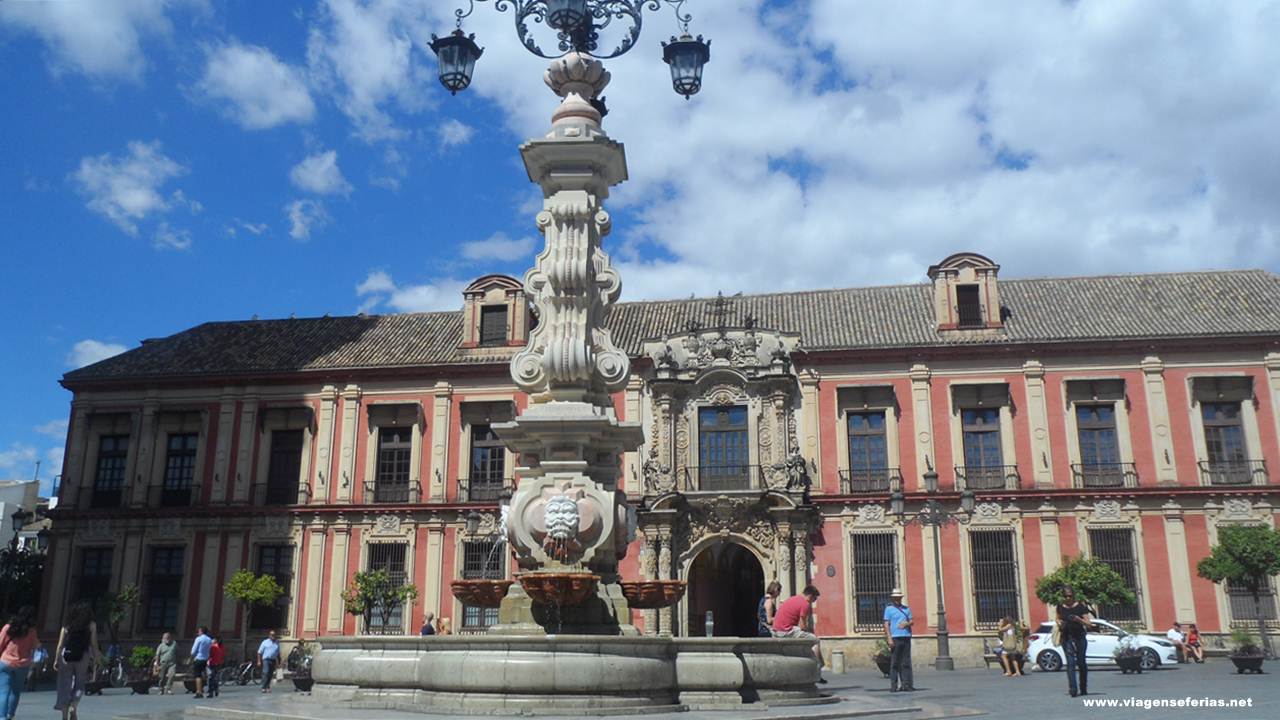 Praça do Palácio Episcopal em frente à Catedral de Sevilha