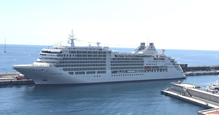 Navio de cruzeiro Solver Muse no Porto Hercule no Mónaco