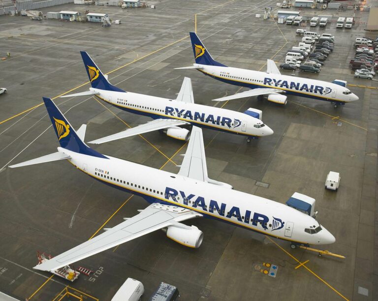3 dos 9 aviões da Ryanair que ficam sediados no aeroporto de Faro
