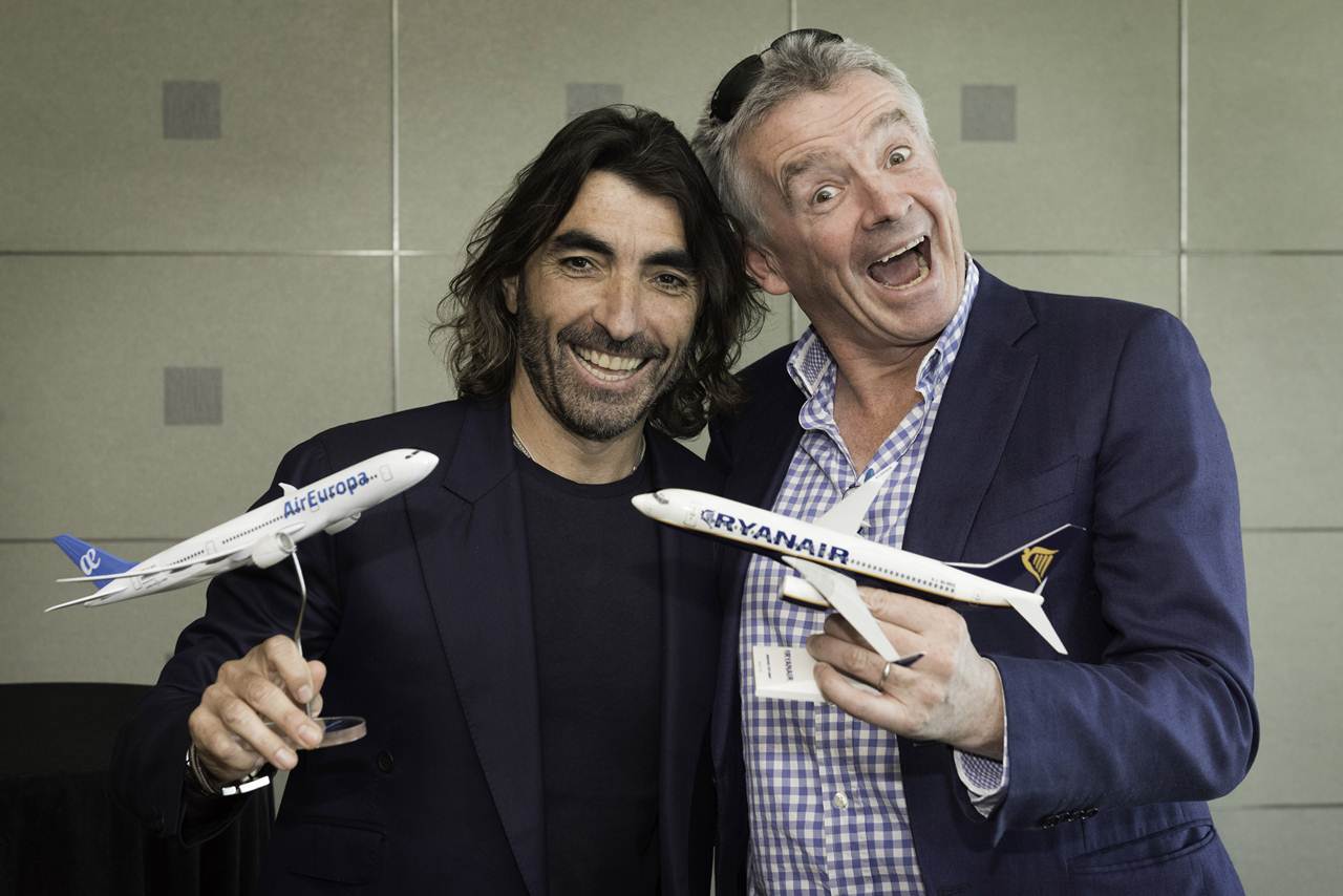 Javier Hidalgo da Air Europa e Michael O’Leary da Ryanair celebram acordo