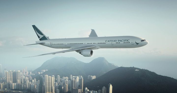 Aeronave da Cathay Pacific a sobrevoar Hong Kong