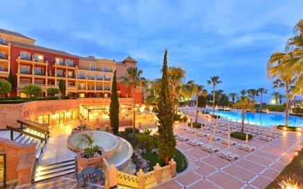Jardins, piscina e exterior do hotel Hotel Iberostar Málaga Playa em Torrox