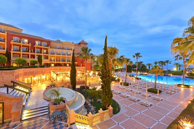 Jardins, piscina e exterior do hotel Hotel Iberostar Málaga Playa em Torrox