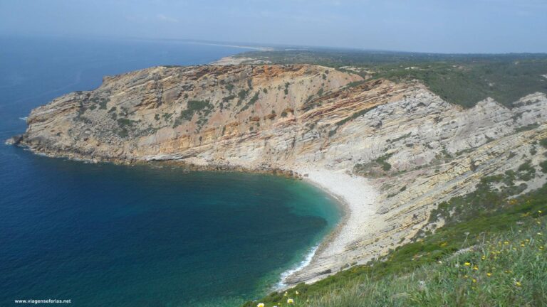 Praia dos Lagosteiros vista de cima a partir da Ermida da Memória no cabo Espichel