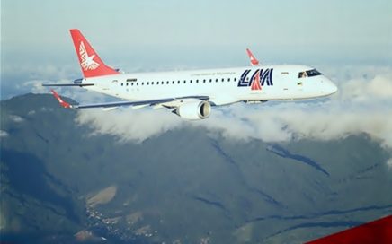 Avião em voo da LAM - Linhas Aéreas de Moçambique