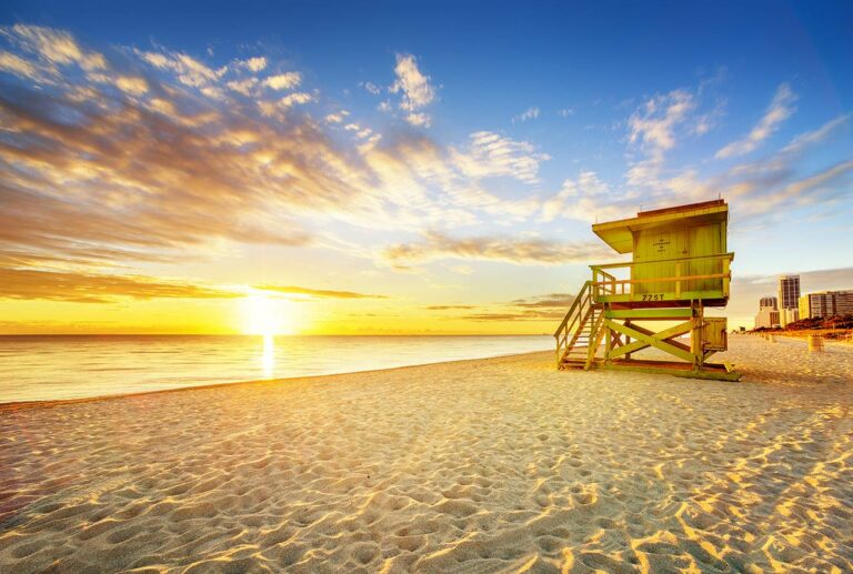 por do sol em praia de Miami para onde vai voar a companhia aérea SAS
