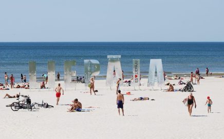 Praia de Liepaja na costa Oeste do mar Báltico na Letónia