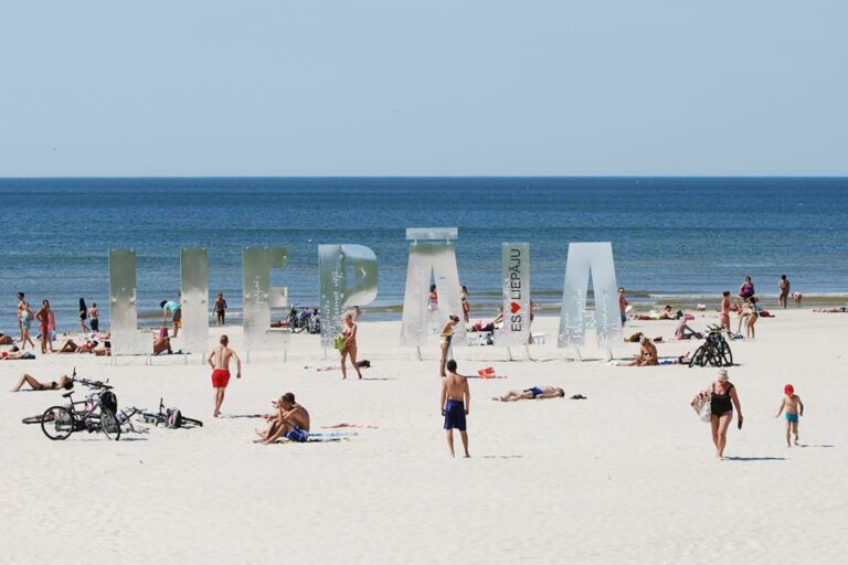 Praia de Liepaja na costa Oeste do mar Báltico na Letónia