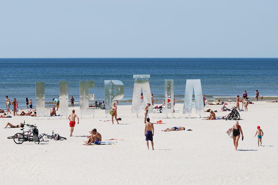 Praia de Liepaja na costa Oeste do mar Báltico na Letónia