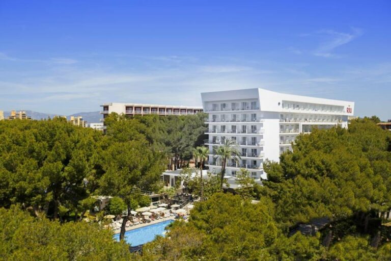Edificio e exterior do hotel Riu Festival na praia de Palma de Maiorca